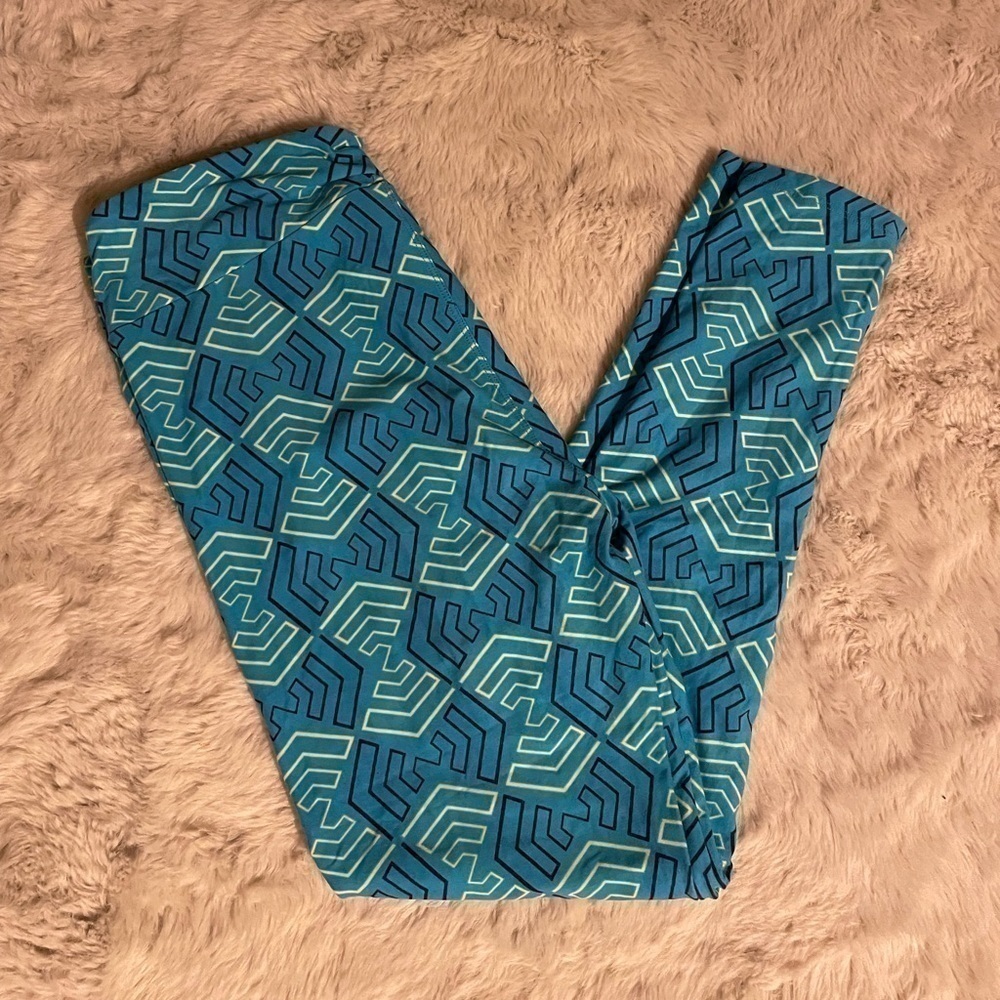 LuLaRoe Blue Arrows Design Tall Curvy One Size Leggings
Condition 8/10 no flaws - Picture 7 of 7